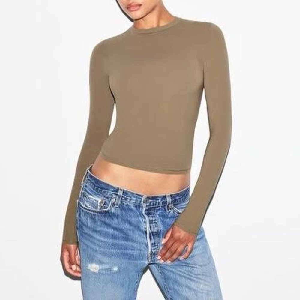 SKIMS Fits Everybody Long Sleeve T-Shirt in Truffle